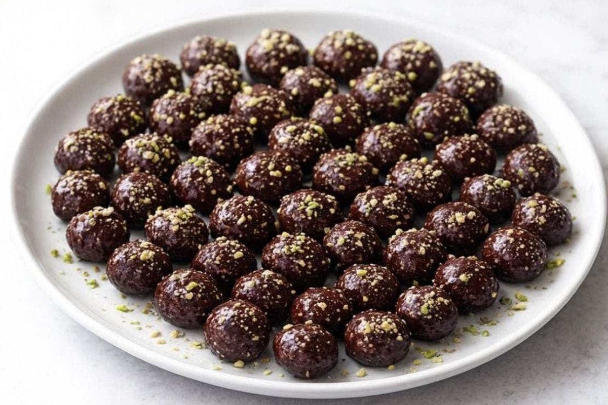 মাখানা চকোলেট বল: একটি ননস্টিক পাত্রে সামান্য ঘি দিয়ে মাখানা ভেজে নিন লালচে হওয়া পর্যন্ত। এবার ডার্ক চকোলেট গলিয়ে তার সঙ্গে মিশিয়ে দিন কিছু খেজুর বাটা। মাখানাগুলি চকোলেট মিশ্রণে ঢেলে দিন। চামচ দিয়ে একে একে তুলে ট্রেতে সাজিয়ে দিন। উপর থেকে ছড়িয়ে দিন ভাজা চিনেবাদামের গুঁড়ো। ফ্রিজে রেখে দিন সারা রাত।